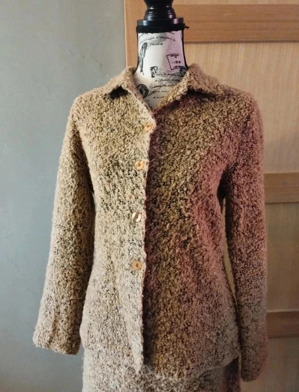 Conjunto de chaqueta+falda larga color marrón/dorado, Jacqueline Riu T38 – photo 3